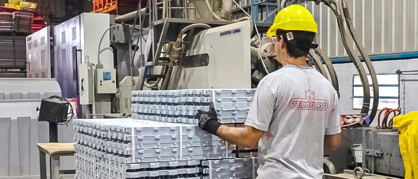 Operario en fábrica de Termopalst